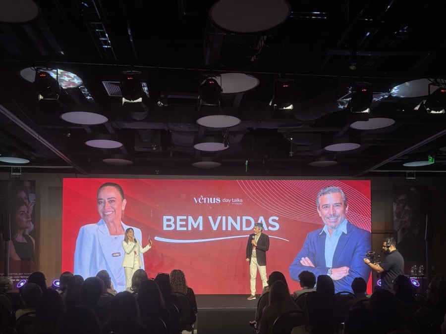 Plateia do Vênus Day Talks com telão