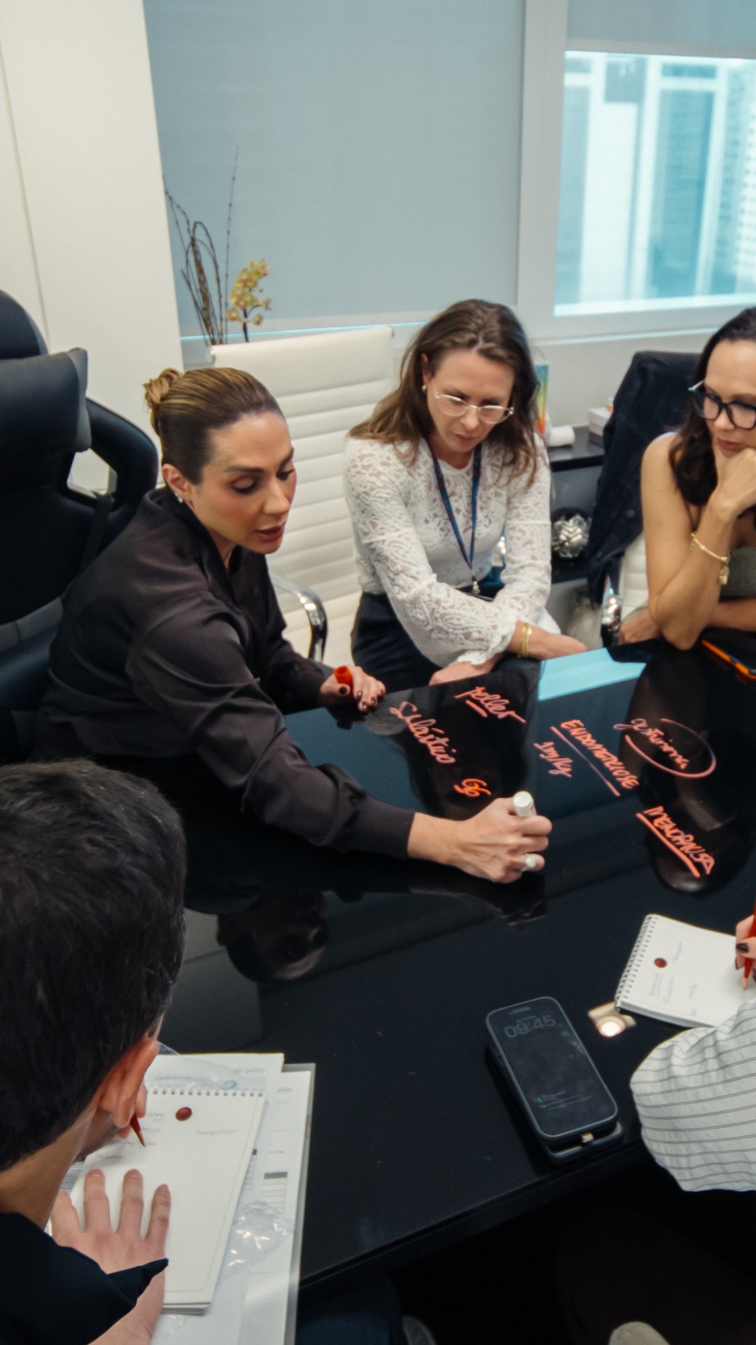 Dra. Fabiane Berta em atendimento com médicas durante o Summit MYPAUSA